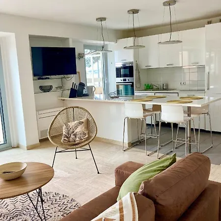 Apartment Grand Duplex Climatise Avec Terrasse Face A La *