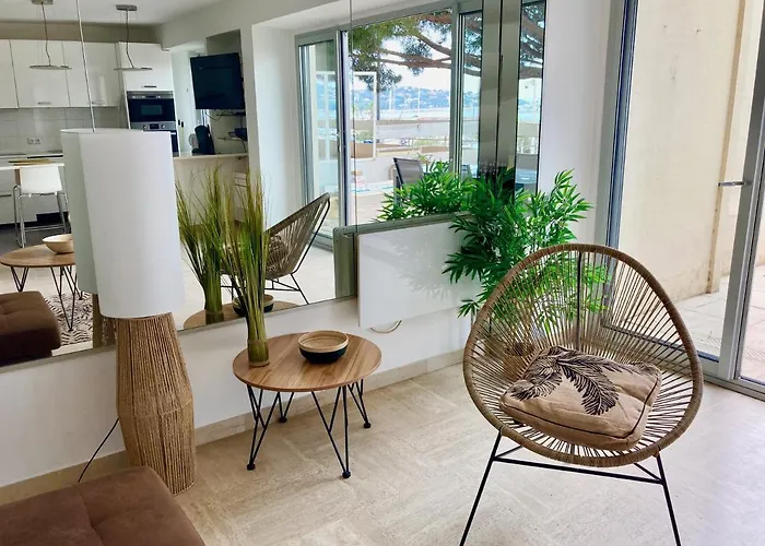 Grand Duplex Climatisé Avec Terrasse Face à La